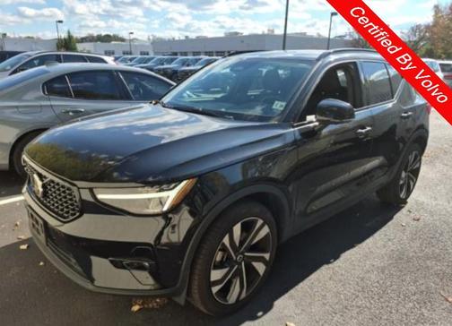 2023 Volvo XC40 B5 Plus Dark Theme