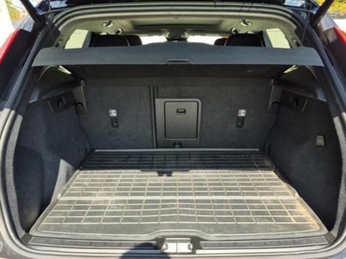 2023 Volvo XC40 B5 Plus Dark Theme