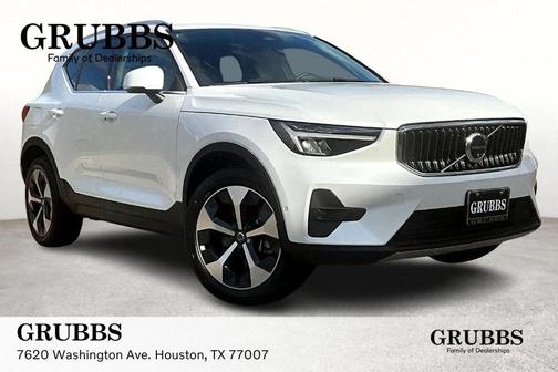 2025 Volvo XC40 B5 Plus Bright Theme