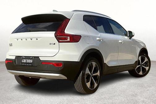 2025 Volvo XC40 B5 Plus Bright Theme