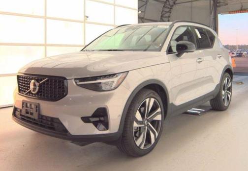 2025 Volvo XC40 B5 Plus Dark Theme