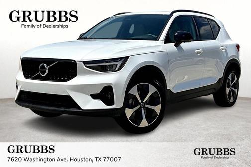 2025 Volvo XC40 B5 Plus Dark Theme