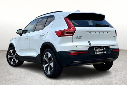 2025 Volvo XC40 B5 Plus Dark Theme