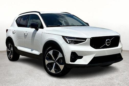 2025 Volvo XC40 B5 Plus Dark Theme