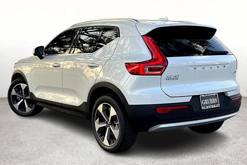 2025 Volvo XC40 B5 Plus Bright Theme