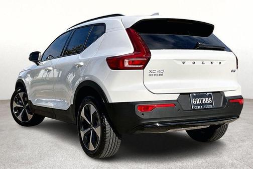 2026 Volvo XC40 B5 Plus