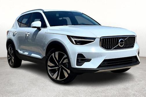 2025 Volvo XC40 B5 Ultra Bright Theme