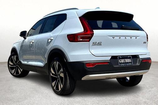 2025 Volvo XC40 B5 Ultra Bright Theme