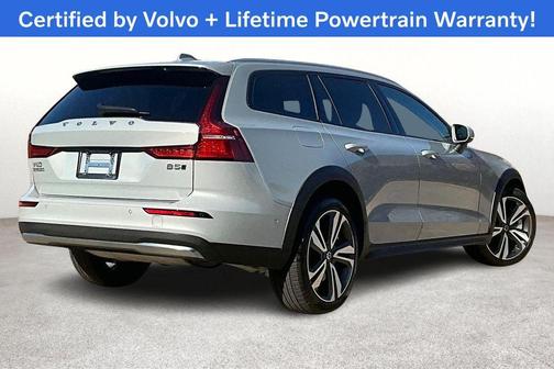 2025 Volvo V60 Cross Country B5 Plus