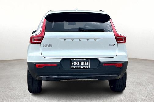 2025 Volvo XC40 B5 Ultra Dark Theme