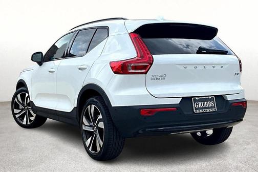 2025 Volvo XC40 B5 Ultra Dark Theme