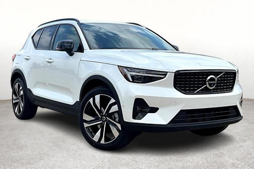 2025 Volvo XC40 B5 Ultra Dark Theme