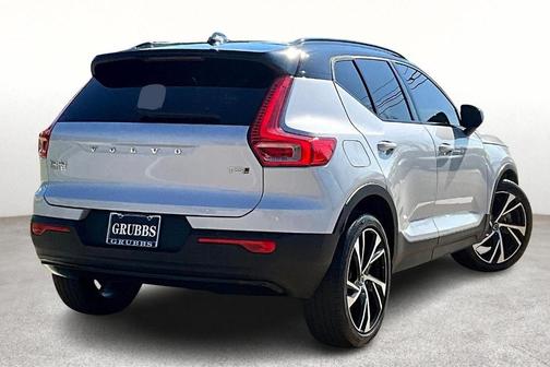 2022 Volvo XC40 T5 R-Design