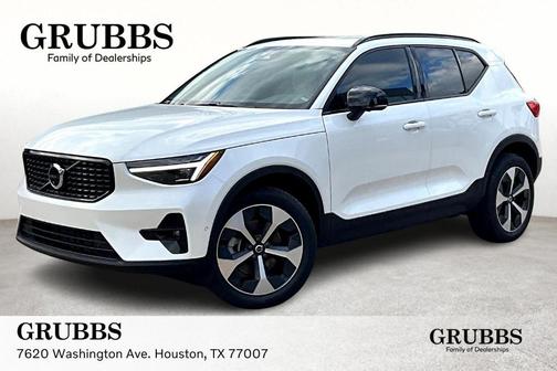 2025 Volvo XC40 B5 Plus Dark Theme