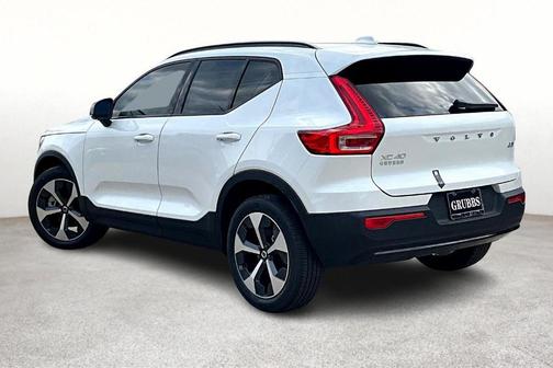 2025 Volvo XC40 B5 Plus Dark Theme