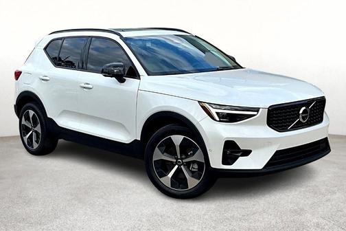 2025 Volvo XC40 B5 Plus Dark Theme