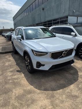 2025 Volvo XC40 B5 Ultra Bright Theme