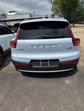 2025 Volvo XC40 B5 Ultra Bright Theme