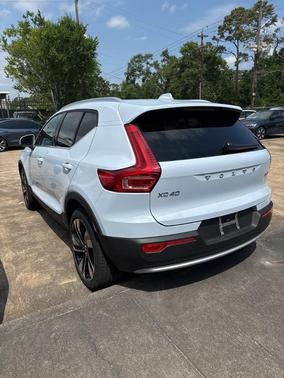 2025 Volvo XC40 B5 Ultra Bright Theme