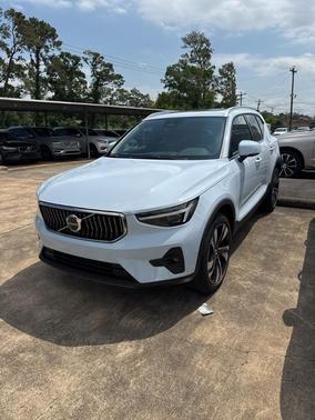 2025 Volvo XC40 B5 Ultra Bright Theme