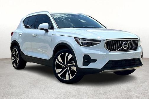 2025 Volvo XC40 B5 Ultra Bright Theme