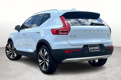 2025 Volvo XC40 B5 Ultra Bright Theme