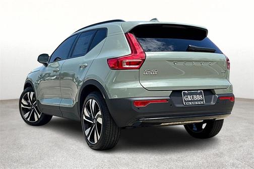 2025 Volvo XC40 B5 Plus Dark Theme