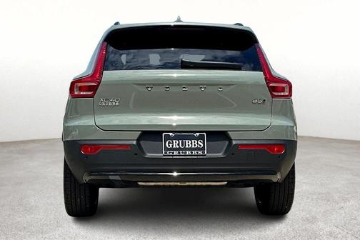 2025 Volvo XC40 B5 Plus Dark Theme
