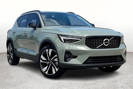 2025 Volvo XC40 B5 Plus Dark Theme