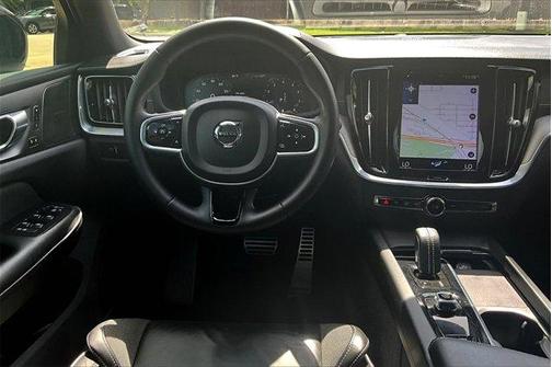2022 Volvo S60 R-DESIGN