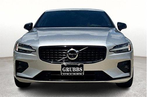 2022 Volvo S60 R-DESIGN