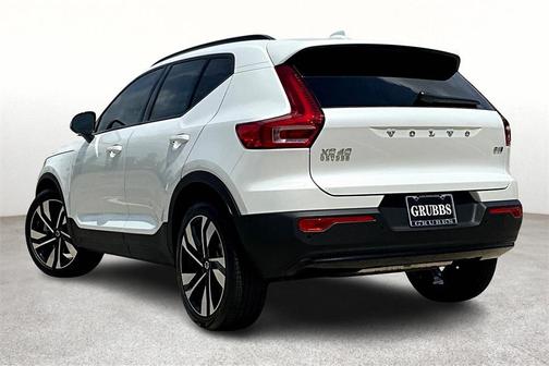 2025 Volvo XC40 B5 Plus Dark Theme