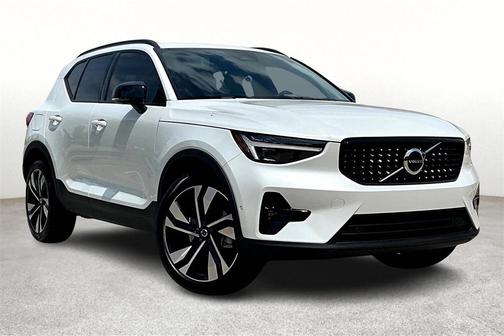2025 Volvo XC40 B5 Plus Dark Theme