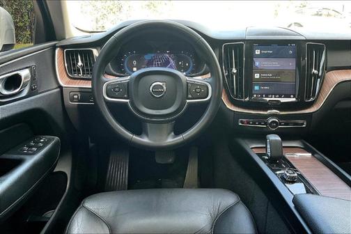 2022 Volvo XC60 B5 Momentum
