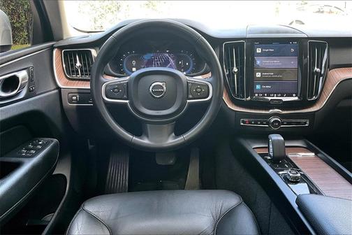 2022 Volvo XC60 B5 Momentum
