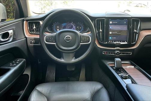 2022 Volvo XC60 B5 Momentum