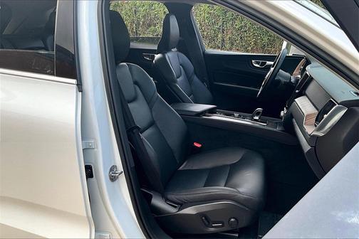2022 Volvo XC60 B5 Momentum