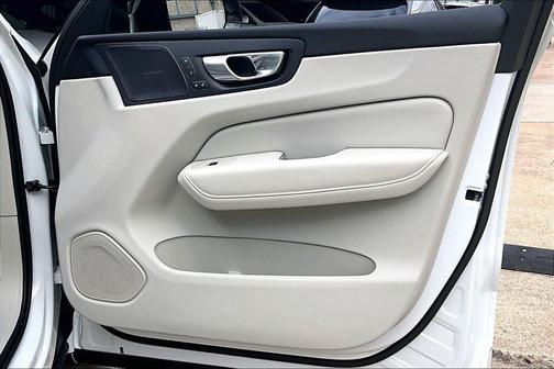 Crystal White 2026 Volvo XC60 B5 Ultra