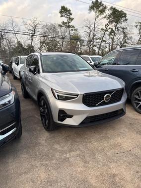 2025 Volvo XC40 B5 Ultra Dark Theme