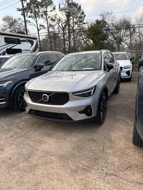 2025 Volvo XC40 B5 Ultra Dark Theme