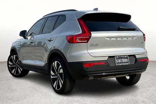 2025 Volvo XC40 B5 Ultra Dark Theme