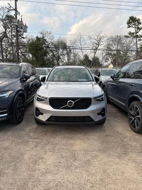 2025 Volvo XC40 B5 Ultra Dark Theme