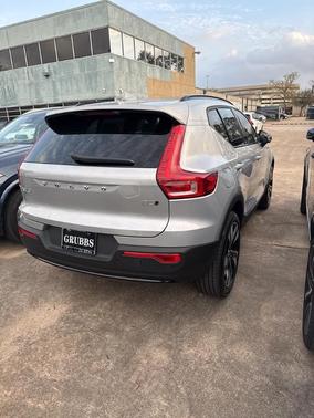2025 Volvo XC40 B5 Ultra Dark Theme