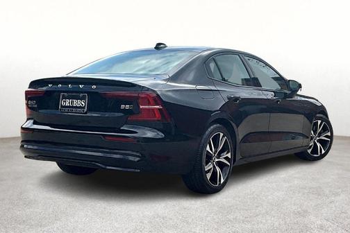 2023 Volvo S60 B5 Core Dark Theme