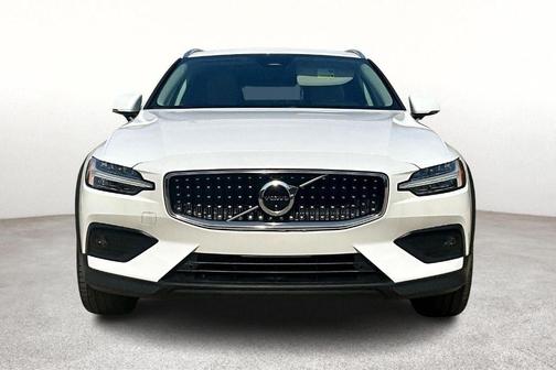 2023 Volvo V60 Cross Country B5 Plus