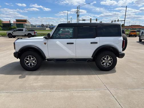 Oxford White 2025 Ford Bronco Badlands