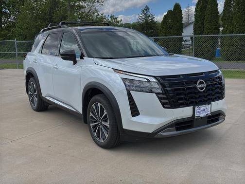 Everest White Pearl Tricoat/Super Black 2026 Nissan Pathfinder Platinum