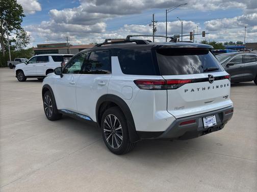 Everest White Pearl Tricoat/Super Black 2026 Nissan Pathfinder Platinum