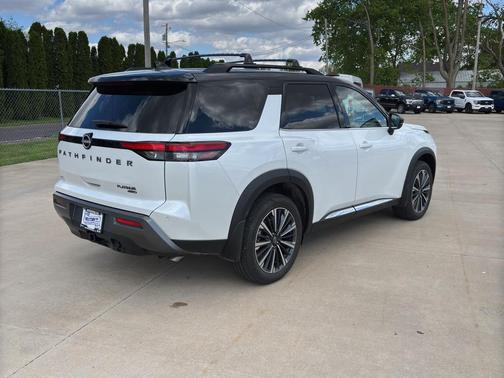 Everest White Pearl Tricoat/Super Black 2026 Nissan Pathfinder Platinum