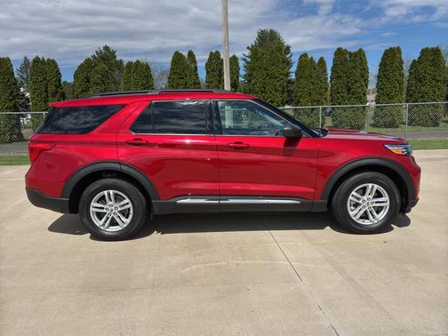 Rapid Red Metallic Tinted Clearcoat 2024 Ford Explorer XLT